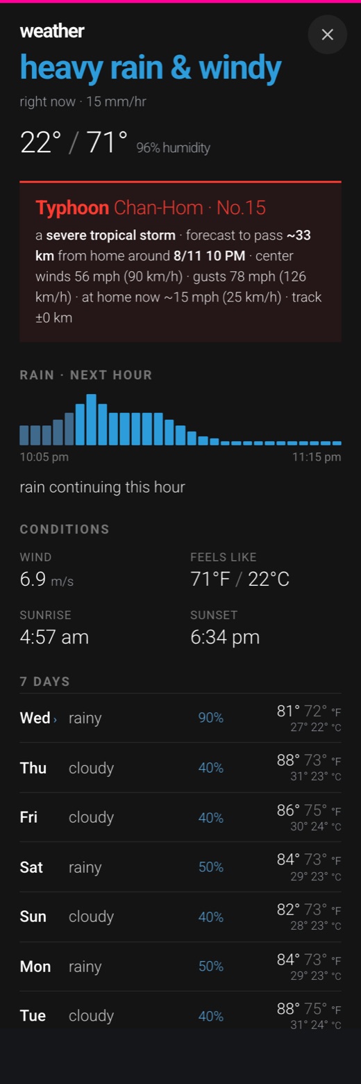 スマートフォン——台風ストリップつきの天気パネル